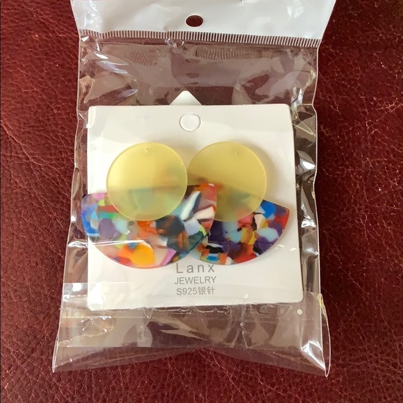 New! Bright Colored Tortoise Circle Post Earrings - Picture 4 of 5